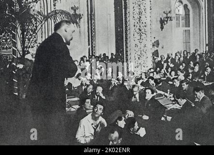 Wladimir Lenin hält eine Rede auf einer Sitzung des dritten Kongresses der Komintern in der ehemaligen Andrejewski-Halle des Kremls. 28. Juni 1921. Moskau. Unbekannter Fotograf. Stockfoto