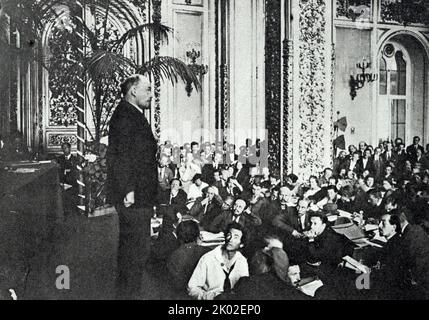 Wladimir Lenin hält eine Rede auf einer Sitzung des dritten Kongresses der Komintern in der ehemaligen Andrejewski-Halle des Kremls. 28. Juni 1921. Moskau. Unbekannter Fotograf. Stockfoto