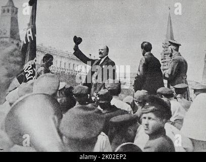 Wladimir Lenin auf dem Roten Platz hält er eine Rede von einem Auto an die Wsewobucher-Truppen (allgemeine militärische Ausbildung). 25.Mai 1919. Fotograf - Smirnov N. Stockfoto