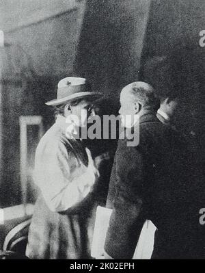 Wladimir Lenin während einer Pause zwischen den Sitzungen des zweiten Kongresses der Komintern im Kreml. Gespräche mit E.D. Stasova 1920, nicht früher als Juli 23. Original. Fotografin - Bulla V.K. Stockfoto