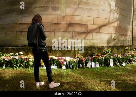 Edinburgh Schottland, Großbritannien 09. September 2022. Die Menschen versammeln sich vor dem Hollyrood Palace, um nach dem Tod der Königin ihren Respekt zu zahlen. Credit sst/alamy live newsevent Stockfoto