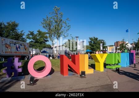 St. Paul, Minnesota - 3. September 2022: Regenbogen bunt nur in MN Buchstaben auf der Minnesota State Fair Stockfoto