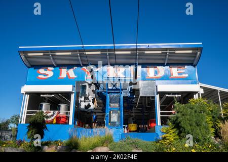 St. Paul, Minnesota - 3. September 2022: Die Skyride Gondel Sessellifte fahren auf der Minnesota State Fair Stockfoto