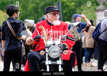 Buckingham Palace, London, Großbritannien – Freitag, 9.. September 2022 – Ein Rentner aus Chelsea kommt mit seinem Mobilitätsroller an, um die Blumen vor dem Buckingham Palace zu sehen. Foto Steven May / Alamy Live News Stockfoto