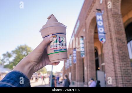 St. Paul, Minnesota - 3. September 2022: Hand hält einen Schokoladenmilchshake von der Gopher Dairy Bar auf der Minnesota State Fair hoch Stockfoto