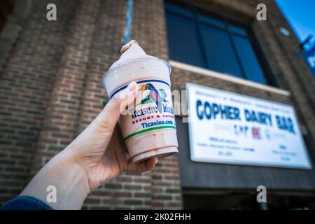 St. Paul, Minnesota - 3. September 2022: Hand hält einen Schokoladenmilchshake von der Gopher Dairy Bar auf der Minnesota State Fair hoch Stockfoto
