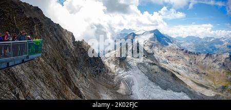 Blick von der Aussichtsplattform auf dem Kitzsteinhorn auf die Hohen Tauern und Überreste des Gletschers Schmiedingerkees im Sommer, Österreich Stockfoto