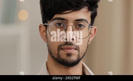 Nahaufnahme männlich unzufriedenes Gesicht, Porträt arabischer junger unrasiert Mann mit Bart tragen Brille winkenden Kopf sagen, keine negativen Antworten verbieten Stockfoto
