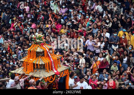 Kathmandu, Bagmati, Nepal. 9. September 2022. Am 9. September 2022 treffen sich Menschen, um das Indrajatra-Fest in Kathmandu, Nepal, zu beobachten. Nepalesen feiern das Indra-Jatra-Fest, um „Indra“, den gott des Regens nach dem hinduistischen Mythos, anzubeten und das Ende der Monsunsaison zu markieren. (Bild: © Sunil Sharma/ZUMA Press Wire) Stockfoto