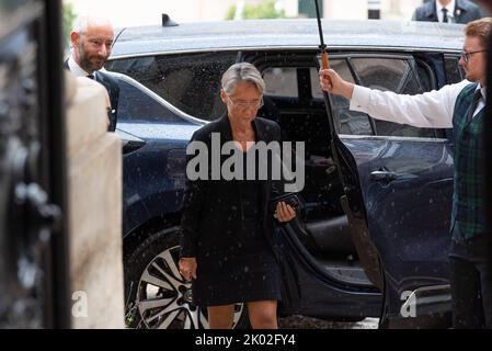 Paris, Frankreich. 09. September 2022. Nach dem Tod von Königin Elizabeth II. Geht die französische Premierministerin zur britischen Botschaft in Paris, um ihr Tribut zu zollen. Paris, Frankreich am 9. September 2022. Foto von Jeanne Accorsini/Pool/ABACAPRESS.COM Quelle: Abaca Press/Alamy Live News Stockfoto