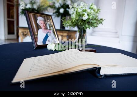 Paris, Frankreich. 09. September 2022. Buch der Hommage oder signiert Elisabeth Borne. Nach dem Tod von Königin Elizabeth II. Geht die französische Premierministerin zur britischen Botschaft in Paris, um ihr Tribut zu zollen. Paris, Frankreich am 9. September 2022. Foto von Jeanne Accorsini/Pool/ABACAPRESS.COM Quelle: Abaca Press/Alamy Live News Stockfoto