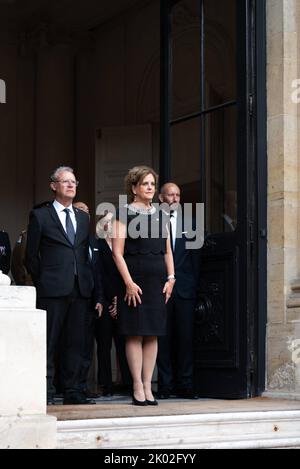 Paris, Frankreich. 09. September 2022. Menna Rawlings und ihr Mann, nach dem Tod von Königin Elizabeth II., geht die französische Premierministerin zur britischen Botschaft in Paris, um ihr Tribut zu zollen. Paris, Frankreich am 9. September 2022. Foto von Jeanne Accorsini/Pool/ABACAPRESS.COM Quelle: Abaca Press/Alamy Live News Stockfoto