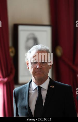 Paris, Frankreich. 09. September 2022. Nach dem Tod von Königin Elizabeth II. Geht die französische Premierministerin zur britischen Botschaft in Paris, um ihr Tribut zu zollen. Paris, Frankreich am 9. September 2022. Foto von Jeanne Accorsini/Pool/ABACAPRESS.COM Quelle: Abaca Press/Alamy Live News Stockfoto