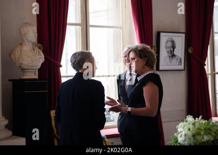 Paris, Frankreich. 09. September 2022. Menna Rawlings und ihr Mann. Nach dem Tod von Königin Elizabeth II. Geht die französische Premierministerin zur britischen Botschaft in Paris, um ihr Tribut zu zollen. Paris, Frankreich am 9. September 2022. Foto von Jeanne Accorsini/Pool/ABACAPRESS.COM Quelle: Abaca Press/Alamy Live News Stockfoto