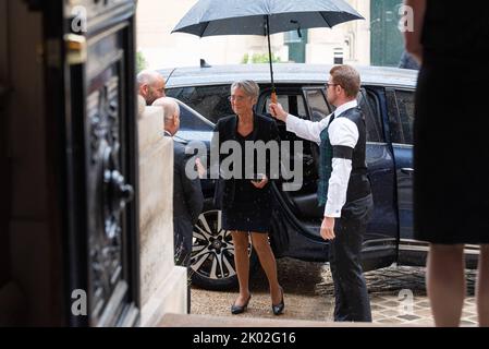 Paris, Frankreich. 09. September 2022. Nach dem Tod von Königin Elizabeth II. Geht die französische Premierministerin zur britischen Botschaft in Paris, um ihr Tribut zu zollen. Paris, Frankreich am 9. September 2022. Foto von Jeanne Accorsini/Pool/ABACAPRESS.COM Quelle: Abaca Press/Alamy Live News Stockfoto