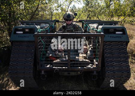 KYIV REG., UKRAINE - 08. September 2022: Feldtests der Multizweck-Crawler-Drohne Themis, die für Evakuierungszwecke an der Front verwundeter Soldaten durch das medizinische Bataillon Hospitalers eingesetzt wird Stockfoto