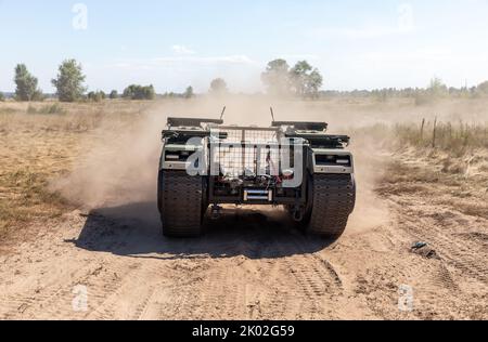 KYIV REG., UKRAINE - 08. September 2022: Feldtests der Multizweck-Crawler-Drohne Themis, die für Evakuierungszwecke an der Front verwundeter Soldaten durch das medizinische Bataillon Hospitalers eingesetzt wird Stockfoto