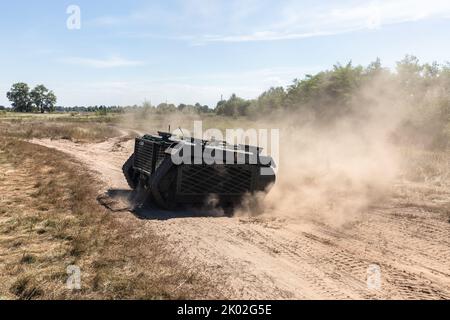 KYIV REG., UKRAINE - 08. September 2022: Feldtests der Multizweck-Crawler-Drohne Themis, die für Evakuierungszwecke an der Front verwundeter Soldaten durch das medizinische Bataillon Hospitalers eingesetzt wird Stockfoto