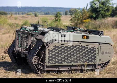 KYIV REG., UKRAINE - 08. September 2022: Feldtests der Multizweck-Crawler-Drohne Themis, die für Evakuierungszwecke an der Front verwundeter Soldaten durch das medizinische Bataillon Hospitalers eingesetzt wird Stockfoto