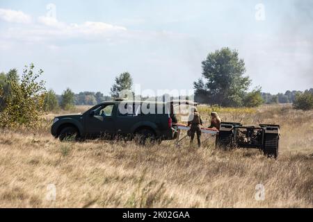 KYIV REG., UKRAINE - 08. September 2022: Feldtests der Multizweck-Crawler-Drohne Themis, die für Evakuierungszwecke an der Front verwundeter Soldaten durch das medizinische Bataillon Hospitalers eingesetzt wird Stockfoto