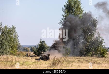 KYIV REG., UKRAINE - 08. September 2022: Feldtests der Multizweck-Crawler-Drohne Themis, die für Evakuierungszwecke an der Front verwundeter Soldaten durch das medizinische Bataillon Hospitalers eingesetzt wird Stockfoto