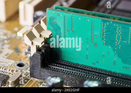 Altes Motherboard mit Staub und Schmutz bedeckt. Nahaufnahme. Stockfoto