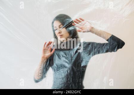 Defokussieren weibliche Porträt soziale Distanz selbst Stockfoto