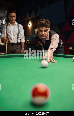 Freunde im Spielzimmer, die Pool spielen Stockfoto