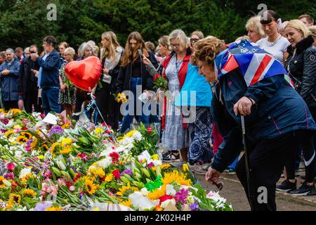 Windsor, Großbritannien. 9. September 2022. Eine Frau hinterlässt einen Tag nach dem Tod von Königin Elizabeth II. Vor dem Cambridge Gate im Schloss Windsor einen Blumenschmuck Königin Elizabeth II., die dienstälteste Monarchin Großbritanniens, starb in Balmoral im Alter von 96 Jahren nach einer Regierungszeit von 70 Jahren. Kredit: Mark Kerrison/Alamy Live Nachrichten Stockfoto