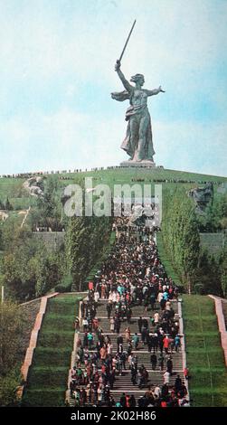 Denkmal zu Ehren der großen Schlacht an der Wolga bei Mamaev Kurgan in Wolgograd. Das Mutterland nennt das Denkmal „Helden der Schlacht von Stalingrad“ auf Mamaev Kurgan in Wolgograd, Russland. Sie wurde vom Bildhauer Jewgeny Vuchetich und dem Bauingenieur Nikolai Nikitin entworfen und 1967 zur höchsten Statue der Welt erklärt. Mit 85 m (279 ft) ist sie die höchste Statue in Europa und die höchste Statue (ohne Sockel) einer Frau der Welt Stockfoto