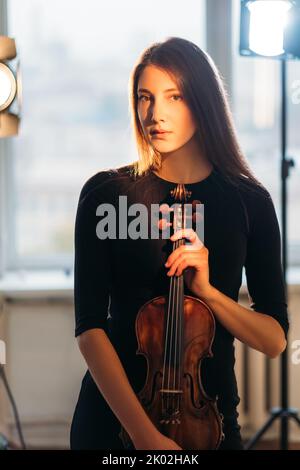 Geigerin Frau professionelle Künstler Studio schießen Stockfoto