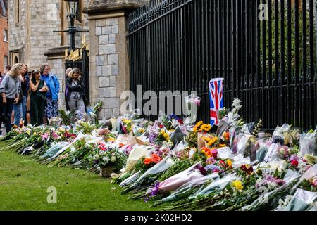 Windsor, Großbritannien. 9.. September 2022. Einen Tag nach dem Tod von Königin Elizabeth II. Werden vor dem Cambridge Gate im Windsor Castle Blumen-Tribute ausgestellt Königin Elizabeth II., die dienstälteste Monarchin Großbritanniens, starb in Balmoral im Alter von 96 Jahren nach einer Regierungszeit von 70 Jahren. Kredit: Mark Kerrison/Alamy Live Nachrichten Stockfoto