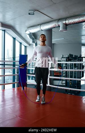 Junger Boxer-Athlet springt Seil in Turnhalle Ring Stockfoto