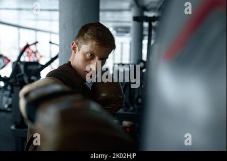 Nahaufnahme Boxerzüge mit Boxsack im Fitnessstudio Stockfoto