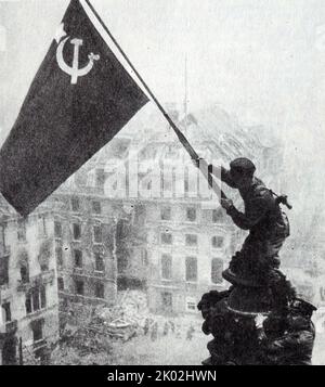 Siegesbanner über dem Reichstag in Berlin. Am Ende des Zweiten Weltkriegs winken sowjetische Truppen die rote Flagge über Berlin. Stockfoto