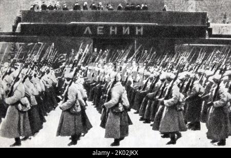 Militärparade auf dem Roten Platz am 7. November 1941. Aus dem Mausoleum von V.I. Lenins Truppen gingen an die Front Stockfoto