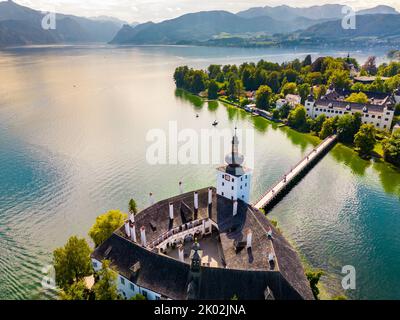 Schloss Ort (oder Schloss Orth) ist ein österreichisches Schloss am Traunsee in Gmunden. Luftdrohnenansicht. Stockfoto