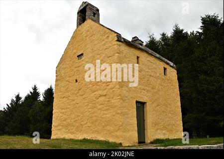 Außenansicht des alten historischen Ardclach Bell Tower auf dem Hügel in den schottischen Highlands Stockfoto