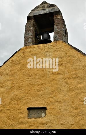 Außenansicht des alten historischen Ardclach Bell Tower auf dem Hügel in den schottischen Highlands Stockfoto