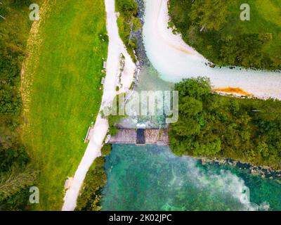 Schiederweiher in Hinterstoder oben unten Drohne Luftaufnahme zu kleinem Damm und fließendem Wasser Stockfoto