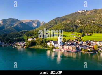 Schöne Luftaufnahme des beliebten Dorfes Sankt Wolfgang im Salzkammergut. Alpine Berge, Kirche und Wolfgangsee. Oberösterreich, Salzburg. Stockfoto