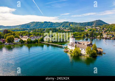 Schloss Ort (oder Schloss Orth) ist ein österreichisches Schloss am Traunsee in Gmunden. Luftdrohnenansicht. Stockfoto