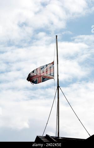 Union Jack-Flagge am Halbmast auf der Shire Hall, die den Tod der Queen, Warwick, Warwickshire, Großbritannien, markiert. September 2022 Stockfoto