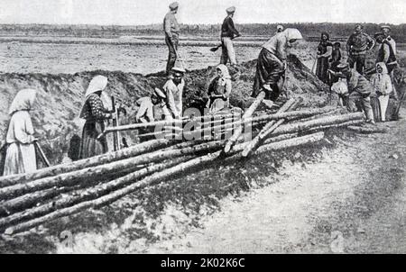 Bauerndörfer an der Front mobilisierten, um Gräben auszugraben. Stockfoto