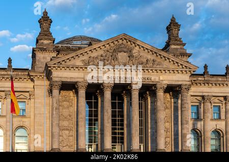 Das Reichstagsgebäude in Berlin, Deutschland, Treffpunkt des Deutschen bundestages: Inschrift: Dem Deutschen Volk - an das deutsche Volk Stockfoto