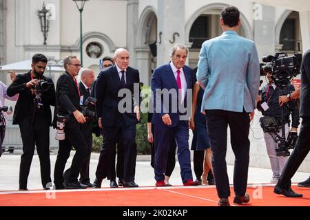 Lido Di Venezia, Italien. 09. September 2022. Fernando Sulichin und Oliver Stone nehmen am 09. September 2022 in Venedig, Italien, am roten Teppich des 'Nuclear' auf den Internationalen Filmfestspielen 79. in Venedig Teil. © Foto: Cinzia Camela. Quelle: Live Media Publishing Group/Alamy Live News Stockfoto