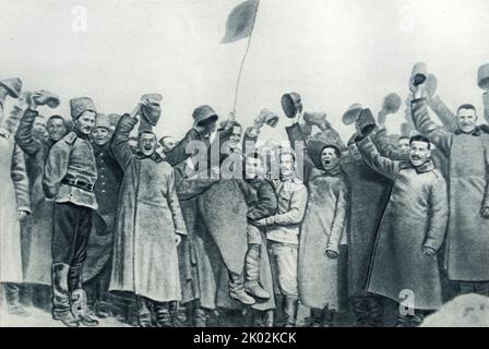 Russische Soldaten jubeln über die Nachricht von der Abdankung von Zar Nikolaus II. Während der Russischen Revolution Stockfoto