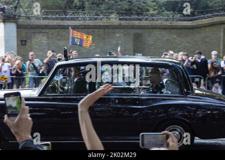 London, Großbritannien. 09. September 2022. König Charles III und Camilla, der Königin Consort, fahren zum Buckingham Palace durch Straßen, die von Menschenmassen gesäumt sind. Quelle: Andy Sillett/Alamy Live News Stockfoto