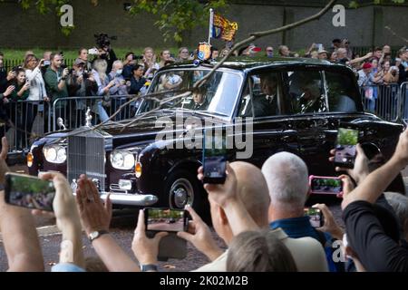 London, Großbritannien. 09. September 2022. König Charles III und Camilla, der Königin Consort, fahren zum Buckingham Palace durch Straßen, die von Menschenmassen gesäumt sind. Quelle: Andy Sillett/Alamy Live News Stockfoto