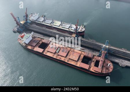 Nachodka, Russland - 31. Juli 2022: Die Seeschiffe werden an einer Anlegestelle beladen. Stockfoto